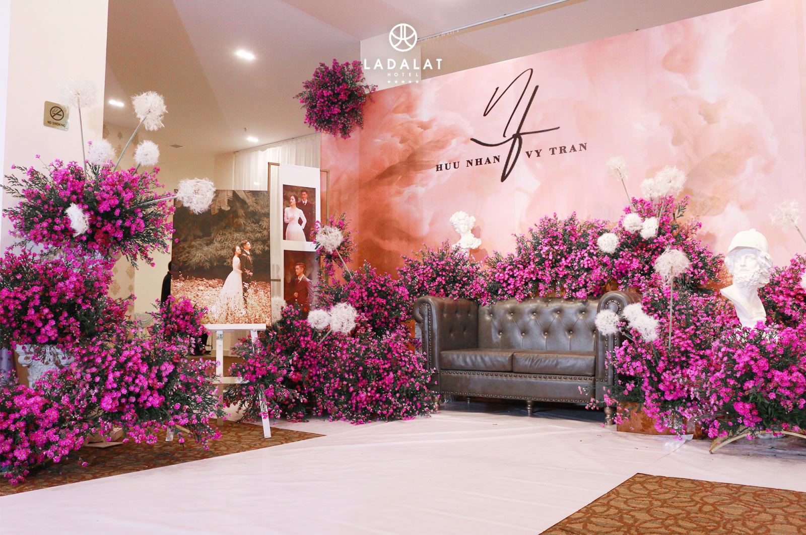Ladalat sẽ hỗ trợ bạn trang trí không gian tiệc cưới với hoa, nến và các chi tiết tinh tế, sang trọng | ưu đãi tiệc cưới