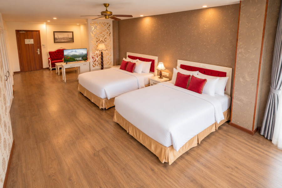 DELUXE FAMILY ROOM