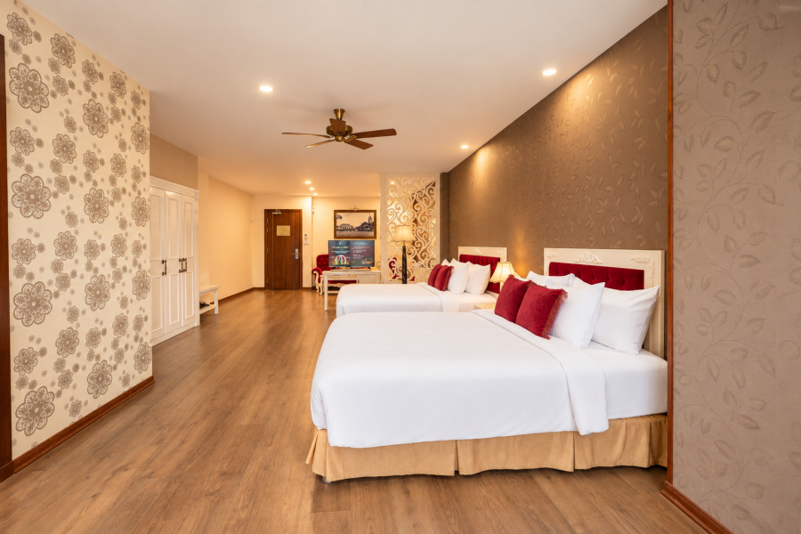 DELUXE FAMILY ROOM