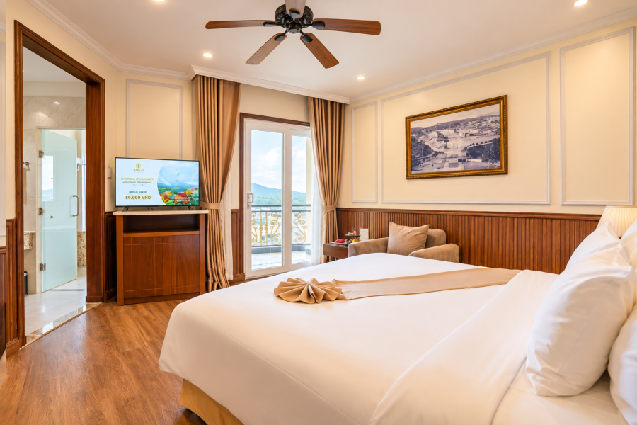 DELUXE ROOM